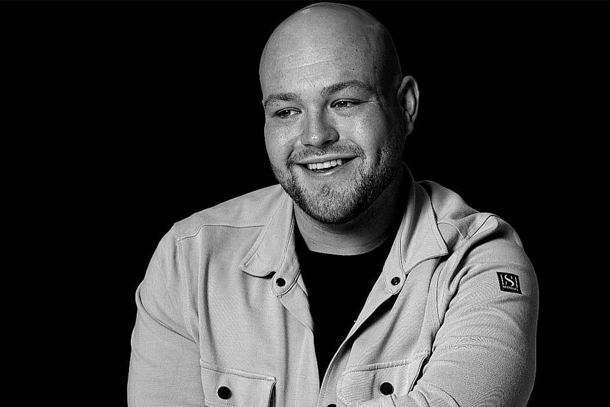 Zanger Jordy Roelvink in kantine na csv Apeldoorn - VVOG Harderwijk