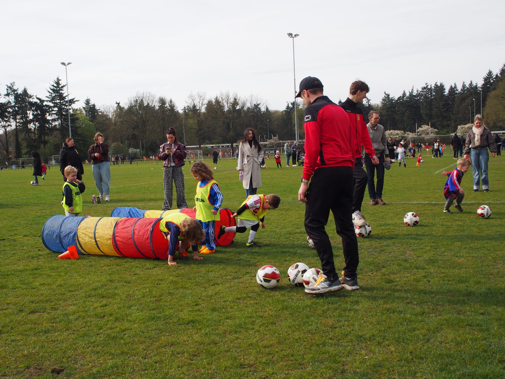 Door de slurf en afmaken op de goal