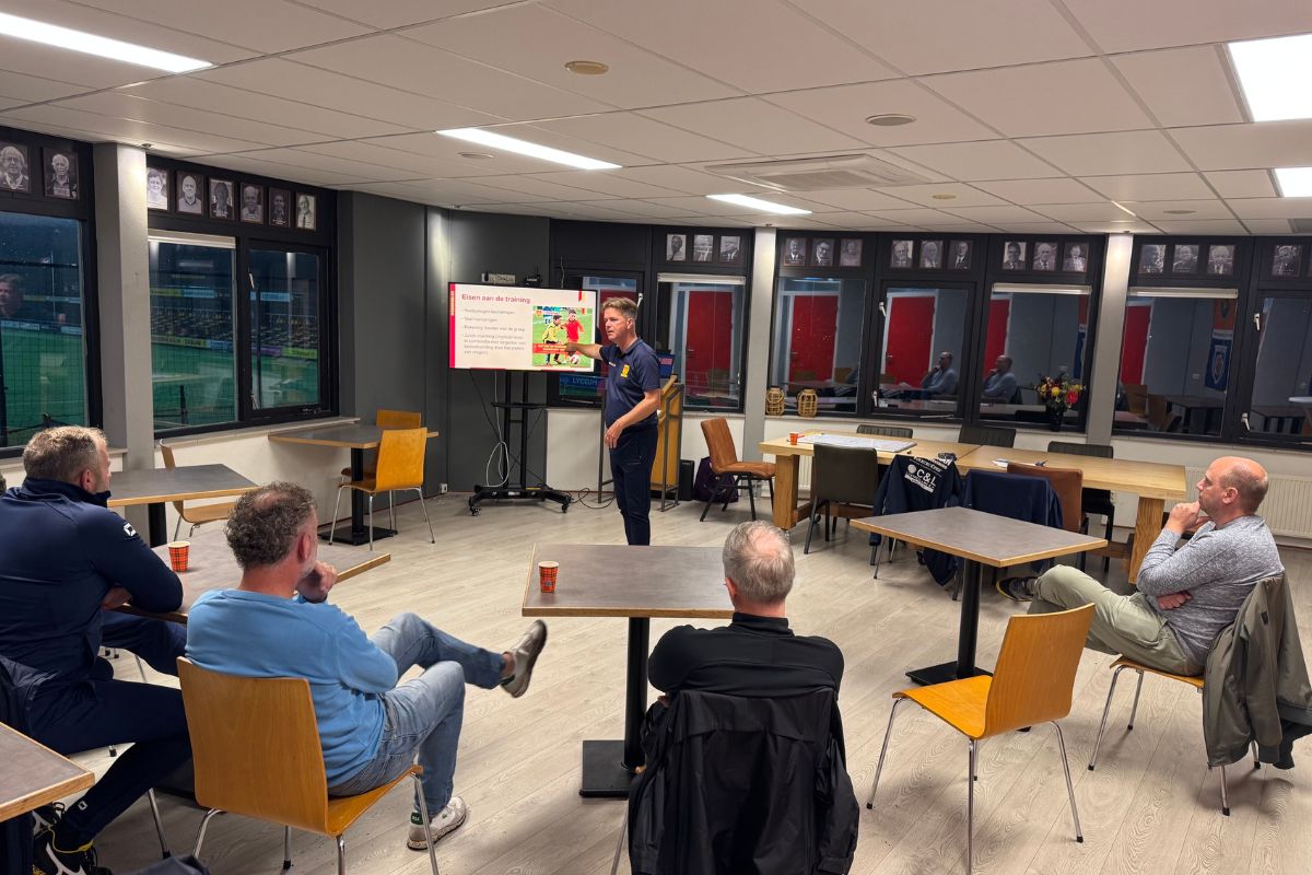 Hoe geef je een leerzame en uitdagende voetbaltraining?