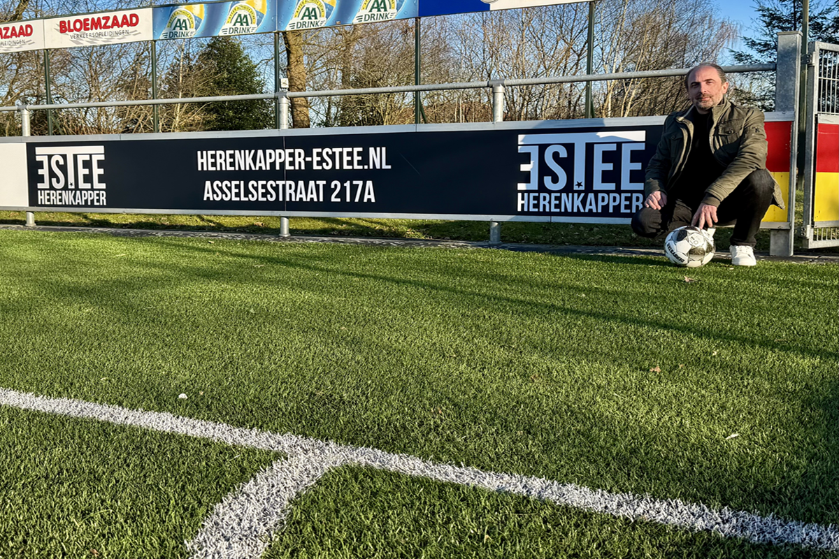 Reclamebord nieuwe bordsponsor Herenkapper Estee geplaatst