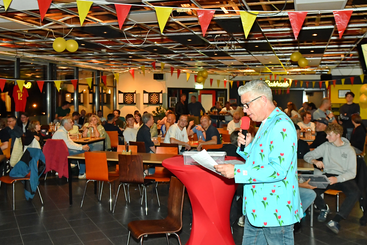 Vol clubhuis bij zinderende pubquiz: Robbie de Zwarte Kip pakt de winst
