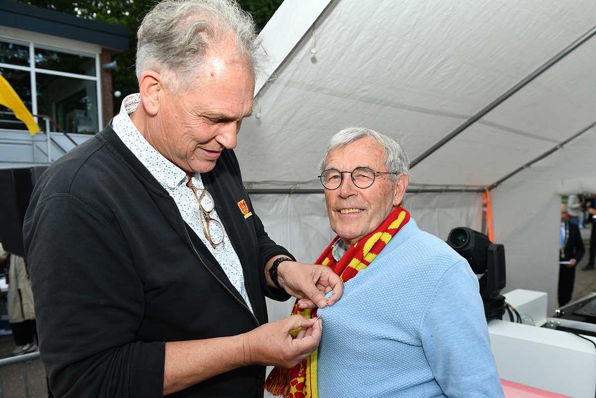 Verenigingsspeld voor Jan Karman tijdens jubileumfeest